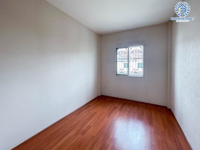 ทาวน์เฮ้าส์มือสองนนทบุรี ม.ไลโอ วงแหวน-ปิ่นเกล้า #หลังมุม เนื้อที่ 17.2 ตร.ว. ฟังก์ชัน 3 ห้องนอน 2 ห้องน้ำ 1 ที่จอดรถ ทำเลดี เชื่อมต่อถ.กาญจนาภิเษก ถ.รัตนาธิเบศร์ ใกล้เซ็นทรัลเวสต์เกต และรถไฟฟ้าสายสีม่วง "สถานีตลาดบางใหญ่" ในราคาถูก!...